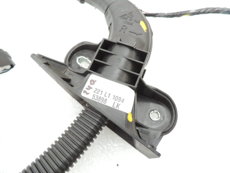 Mazda 5 CR19 Aizmugurējo bīdāmo durvju instalācija CC3367210E