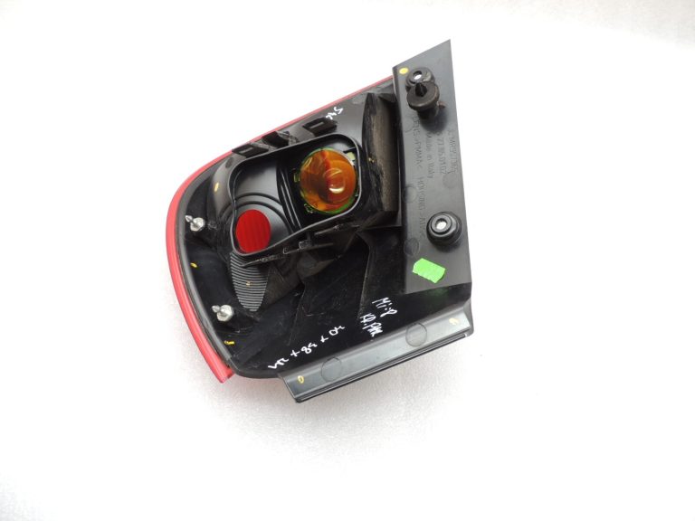 Mitsubishi Colt CZ3 3 durvju aizmugurējais lukturis aizmugurējais kreisais ārējais MR957365