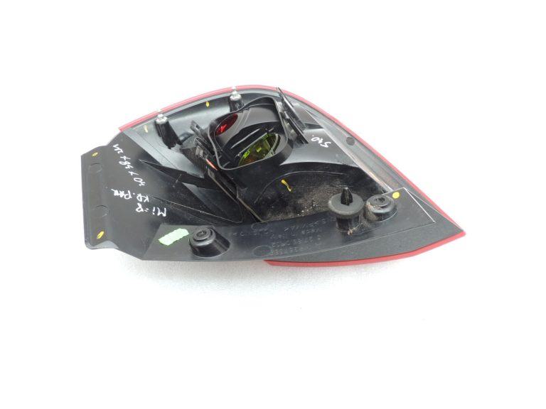 Mitsubishi Colt CZ3 3 durvju aizmugurējais lukturis aizmugurējais kreisais ārējais MR957365