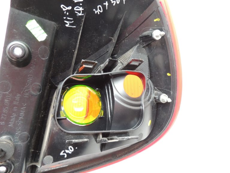 Mitsubishi Colt CZ3 3 durvju aizmugurējais lukturis aizmugurējais kreisais ārējais MR957365