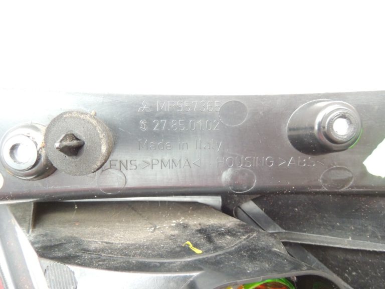 Mitsubishi Colt CZ3 3 durvju aizmugurējais lukturis aizmugurējais kreisais ārējais MR957365