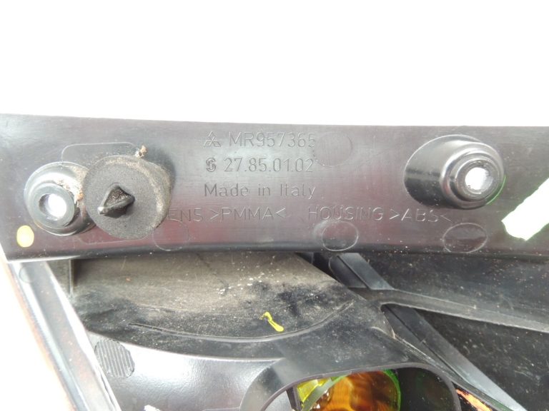 Mitsubishi Colt CZ3 3 durvju aizmugurējais lukturis aizmugurējais kreisais ārējais MR957365