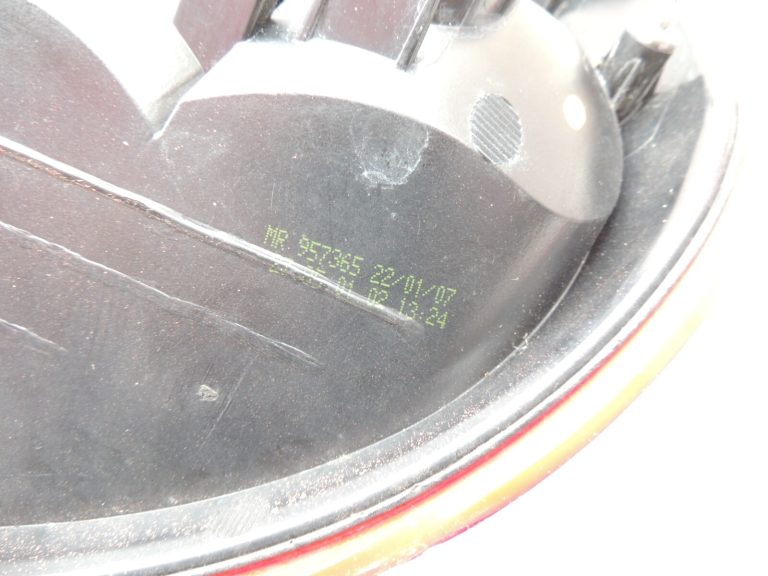 Mitsubishi Colt CZ3 3 durvju aizmugurējais lukturis aizmugurējais kreisais ārējais MR957365