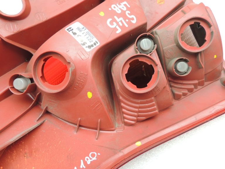 Suzuki Swift III 5 durvju hečbeks Aizmugures lukturis labajā pusē 3565062J00