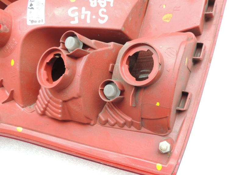 Suzuki Swift III 5 durvju hečbeks Aizmugures lukturis labajā pusē 3565062J00