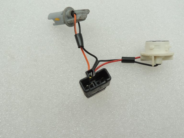 Hyundai Sonata V 2004-08 aizmugurējā apgaismojuma spuldzes turētājs interjera spuldzes turētājs 924513K010