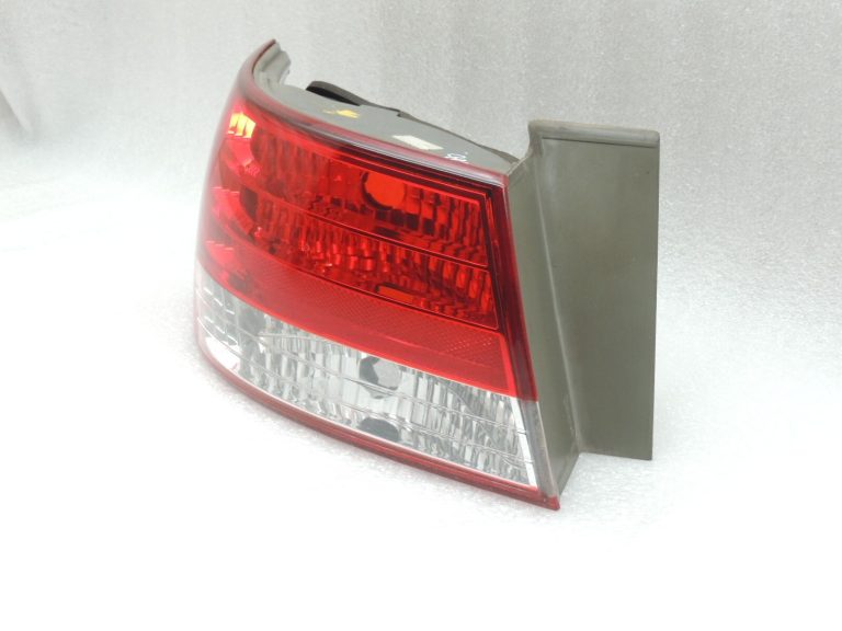 Hyundai Sonata V NF 2004-06 Aizmugurējais kreisais ārējais aizmugurējais lukturis 924113K000