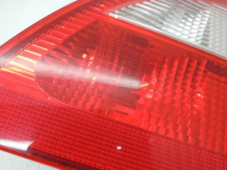 Ford Galaxy 2000-2004 Aizmugurējā labā iekšējā aizmugurējā gaisma YM2113A602AB Aizmugurējais lukturis