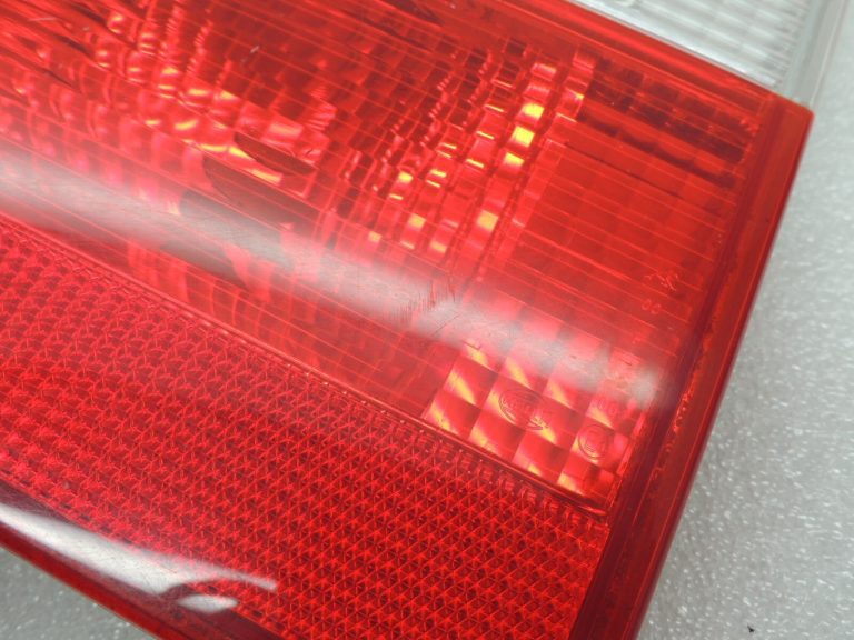 Ford Galaxy 2000-2004 Aizmugurējā labā iekšējā aizmugurējā gaisma YM2113A602AB Aizmugurējais lukturis