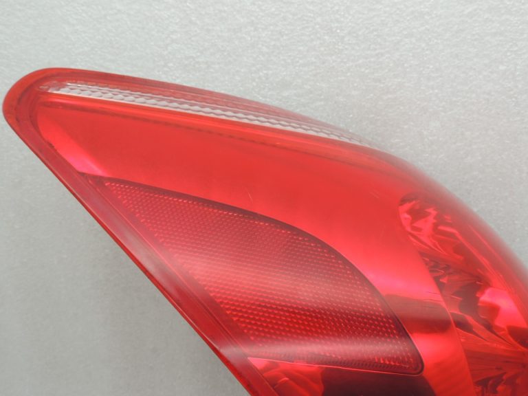 Toyota Rav 4 II XA30 2005-2006 aizmugurējais kreisais ārējais aizmugurējais lukturis 8156142090
