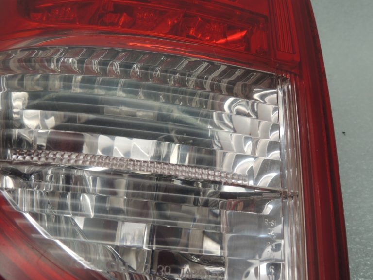 Toyota Rav 4 II XA30 2005-2006 aizmugurējais kreisais ārējais aizmugurējais lukturis 8156142090