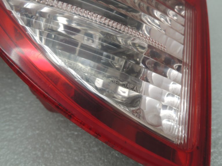 Toyota Rav 4 II XA30 2005-2006 aizmugurējais kreisais ārējais aizmugurējais lukturis 8156142090