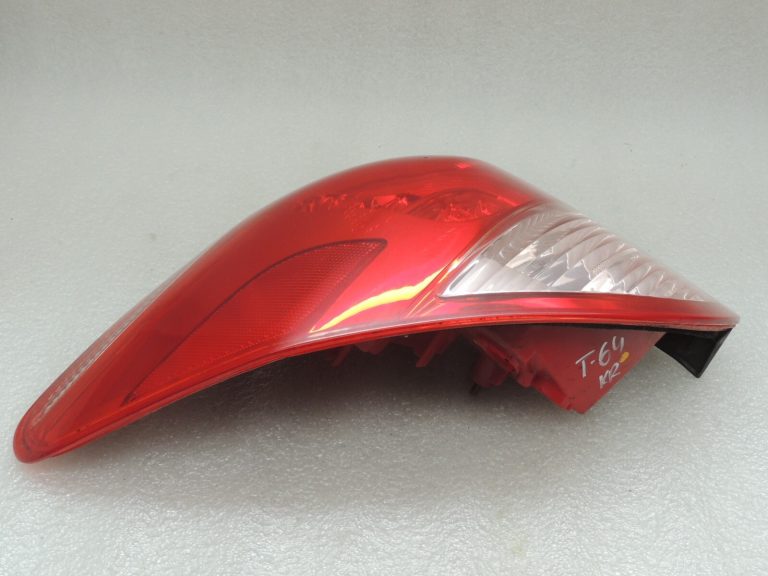 Toyota Rav 4 II XA30 2005-2006 aizmugurējais kreisais ārējais aizmugurējais lukturis 8156142090