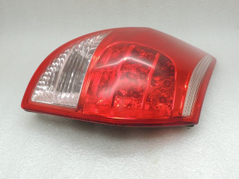Toyota Rav 4 II XA30 2005-2006 aizmugurējais kreisais ārējais aizmugurējais lukturis 8156142090