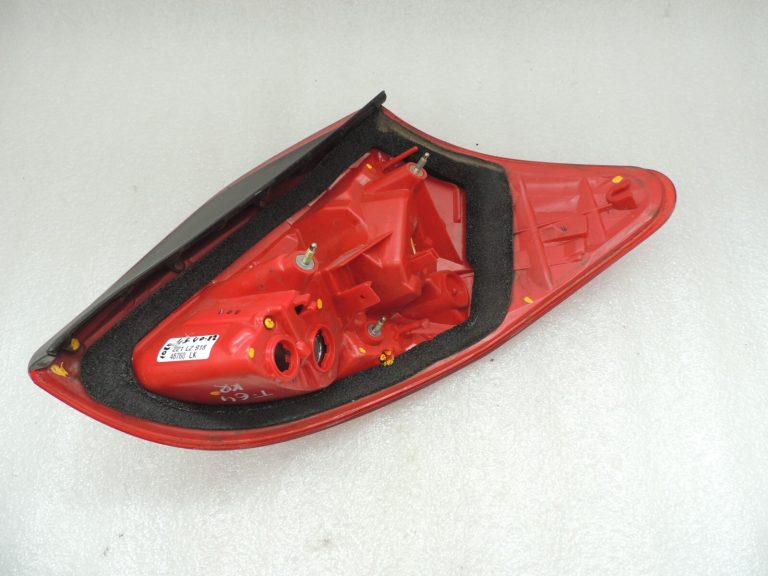 Toyota Rav 4 II XA30 2005-2006 aizmugurējais kreisais ārējais aizmugurējais lukturis 8156142090