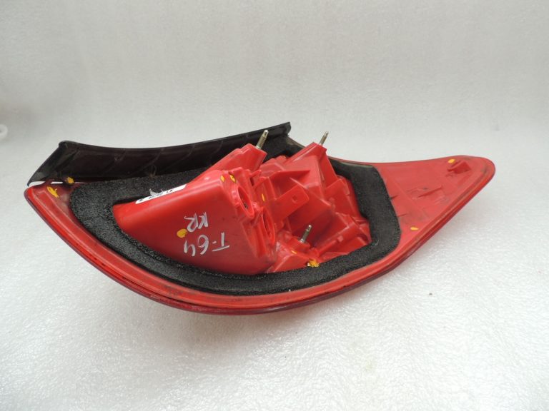 Toyota Rav 4 II XA30 2005-2006 aizmugurējais kreisais ārējais aizmugurējais lukturis 8156142090