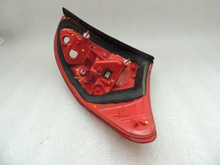 Toyota Rav 4 II XA30 2005-2006 aizmugurējais kreisais ārējais aizmugurējais lukturis 8156142090