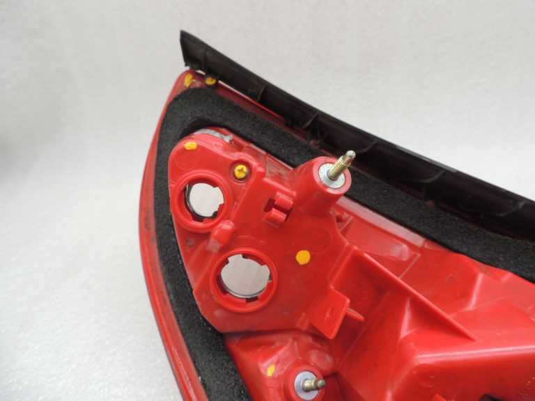 Toyota Rav 4 II XA30 2005-2006 aizmugurējais kreisais ārējais aizmugurējais lukturis 8156142090