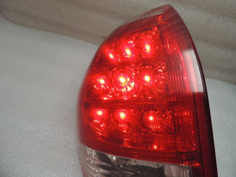 Toyota Rav 4 II XA30 2005-2006 aizmugurējais kreisais ārējais aizmugurējais lukturis 8156142090