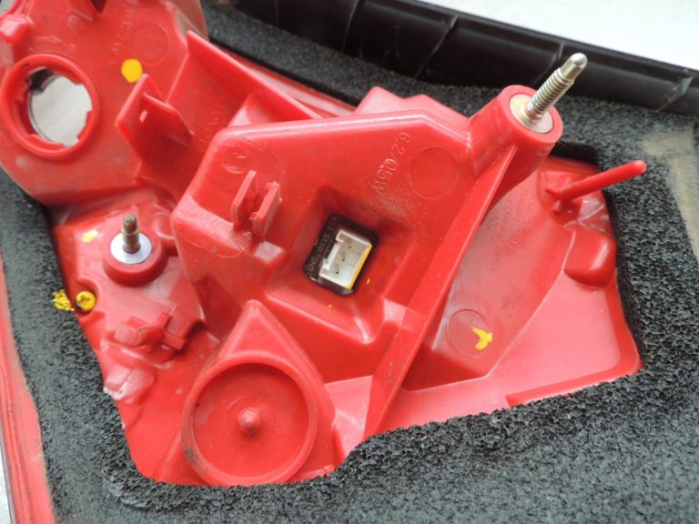 Toyota Rav 4 II XA30 2005-2006 aizmugurējais kreisais ārējais aizmugurējais lukturis 8156142090