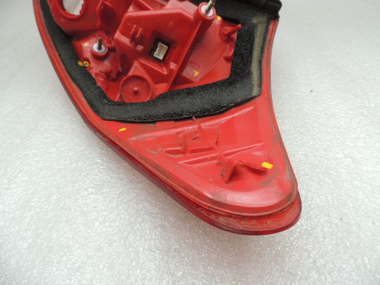 Toyota Rav 4 II XA30 2005-2006 aizmugurējais kreisais ārējais aizmugurējais lukturis 8156142090