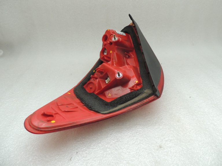 Toyota Rav 4 II XA30 2005-2006 aizmugurējais kreisais ārējais aizmugurējais lukturis 8156142090