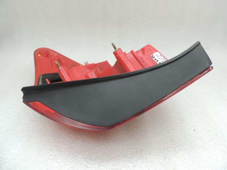 Toyota Rav 4 II XA30 2005-2006 aizmugurējais kreisais ārējais aizmugurējais lukturis 8156142090