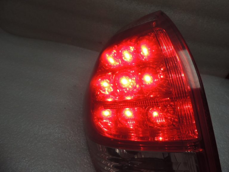 Toyota Rav 4 II XA30 2005-2006 aizmugurējais kreisais ārējais aizmugurējais lukturis 8156142090