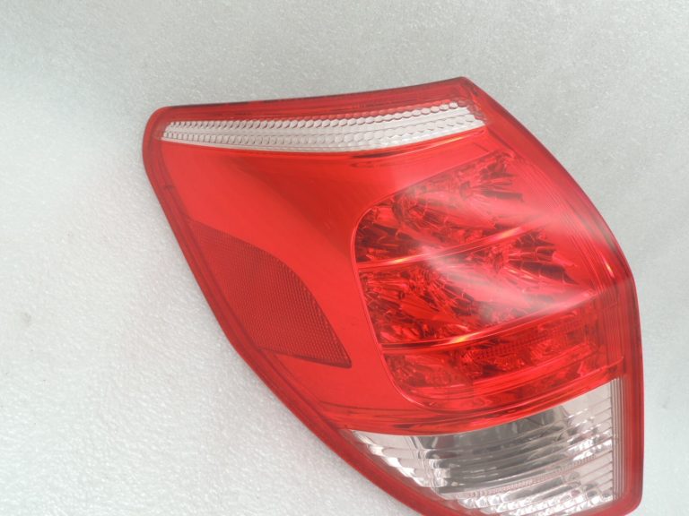 Toyota Rav 4 II XA30 2005-2006 aizmugurējais kreisais ārējais aizmugurējais lukturis 8156142090