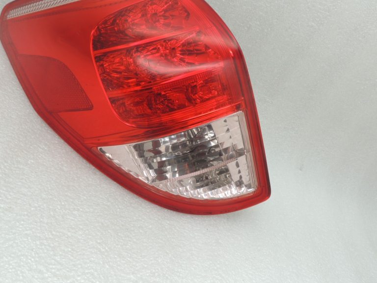 Toyota Rav 4 II XA30 2005-2006 aizmugurējais kreisais ārējais aizmugurējais lukturis 8156142090