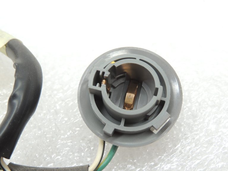 Toyota Yaris XP13 09/11-07/14 Lukturu turētājs aizmugurējā labā ārējā 815550D370