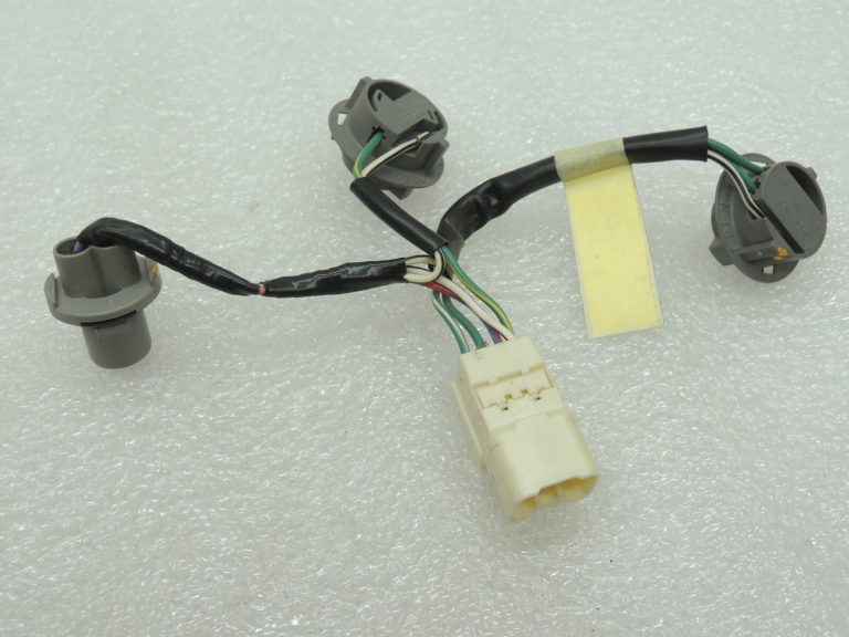 Toyota Yaris XP13 09/11-07/14 Lukturu turētājs aizmugurējā labā ārējā 815550D370