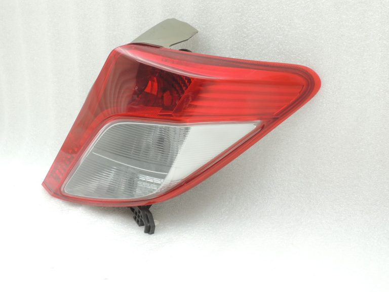 Toyota Yaris XP13 Aizmugurējais labais aizmugurējais lukturis 815510D370 81551-0D370