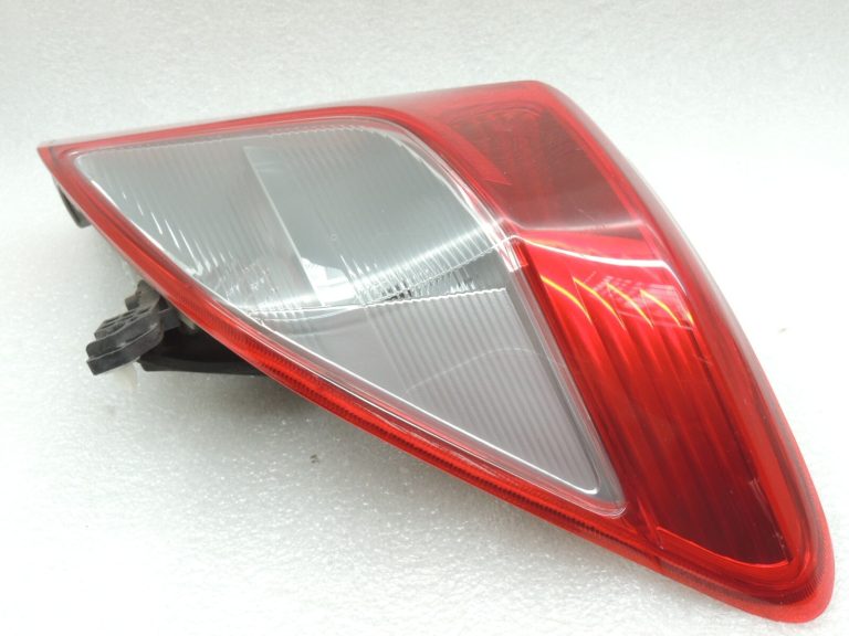 Toyota Yaris XP13 Aizmugurējais labais aizmugurējais lukturis 815510D370 81551-0D370
