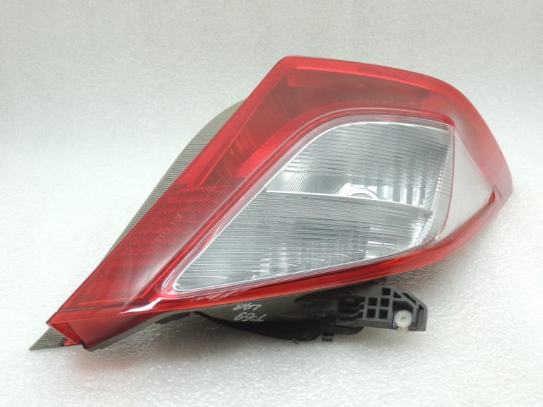 Toyota Yaris XP13 Aizmugurējais labais aizmugurējais lukturis 815510D370 81551-0D370