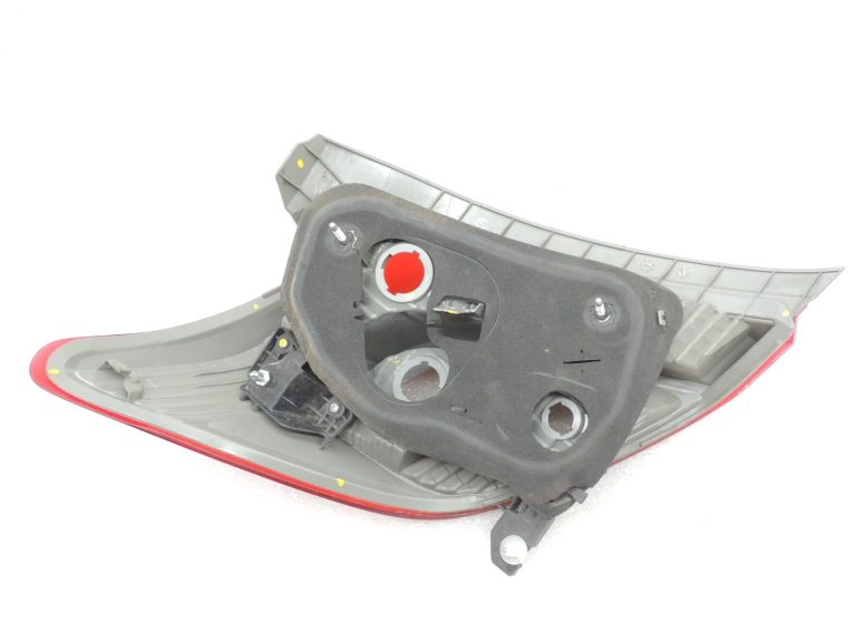 Toyota Yaris XP13 Aizmugurējais labais aizmugurējais lukturis 815510D370 81551-0D370