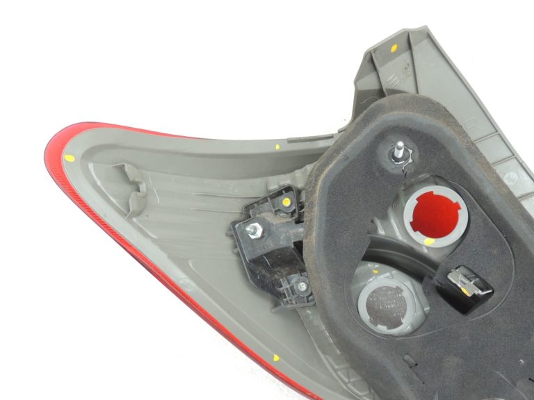 Toyota Yaris XP13 Aizmugurējais labais aizmugurējais lukturis 815510D370 81551-0D370