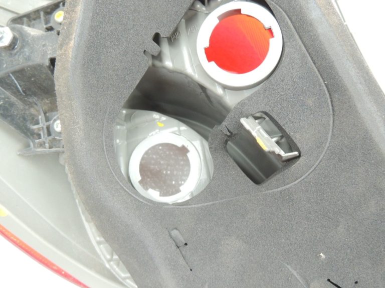 Toyota Yaris XP13 Aizmugurējais labais aizmugurējais lukturis 815510D370 81551-0D370