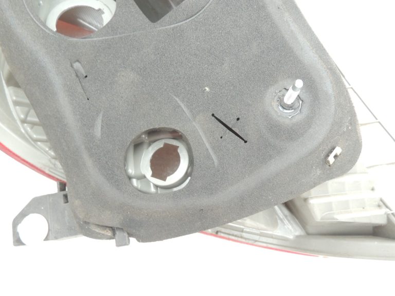 Toyota Yaris XP13 Aizmugurējais labais aizmugurējais lukturis 815510D370 81551-0D370