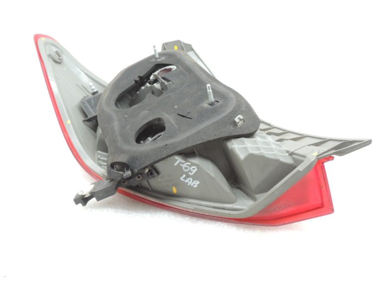 Toyota Yaris XP13 Aizmugurējais labais aizmugurējais lukturis 815510D370 81551-0D370