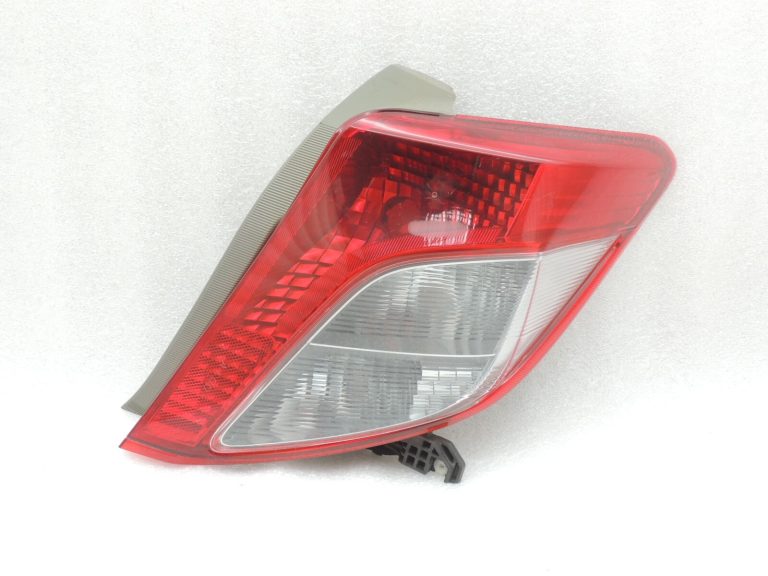 Toyota Yaris XP13 Aizmugurējais labais aizmugurējais lukturis 815510D370 81551-0D370