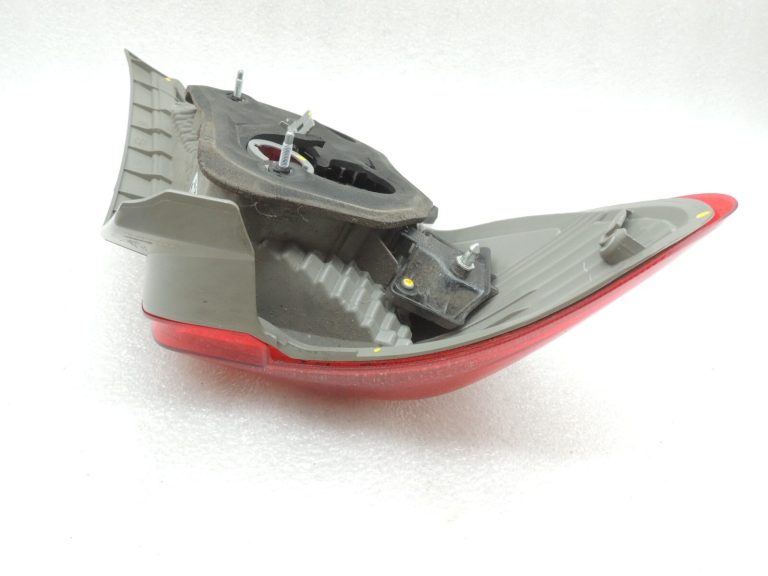 Toyota Yaris XP13 Aizmugurējais labais aizmugurējais lukturis 815510D370 81551-0D370