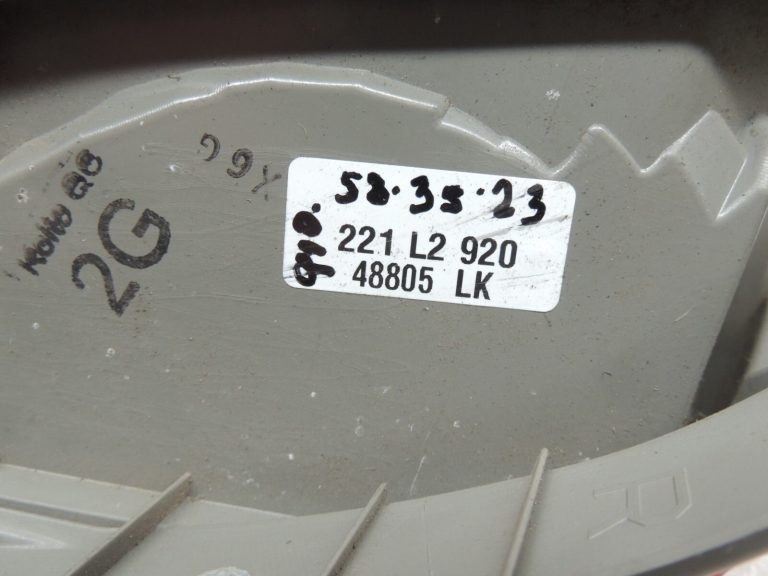 Toyota Yaris XP13 Aizmugurējais labais aizmugurējais lukturis 815510D370 81551-0D370