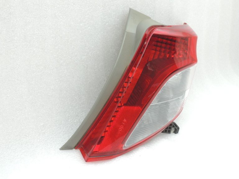 Toyota Yaris XP13 Aizmugurējais labais aizmugurējais lukturis 815510D370 81551-0D370
