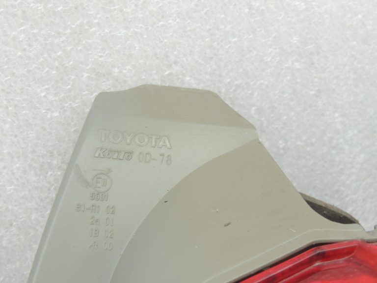 Toyota Yaris XP13 Aizmugurējais labais aizmugurējais lukturis 815510D370 81551-0D370