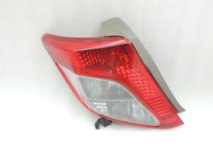 Toyota Yaris XP13 aizmugurējais kreisais aizmugurējais lukturis 815610D370 81561-0D370