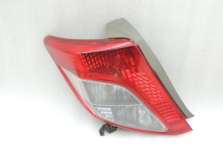 Toyota Yaris XP13 aizmugurējais kreisais aizmugurējais lukturis 815610D370 81561-0D370