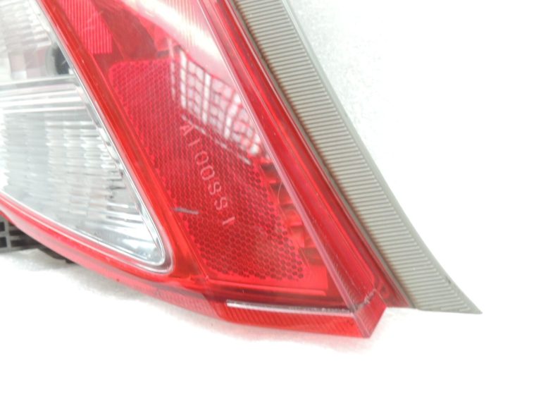 Toyota Yaris XP13 aizmugurējais kreisais aizmugurējais lukturis 815610D370 81561-0D370