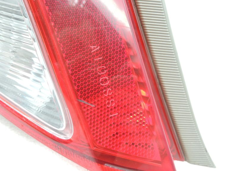Toyota Yaris XP13 aizmugurējais kreisais aizmugurējais lukturis 815610D370 81561-0D370