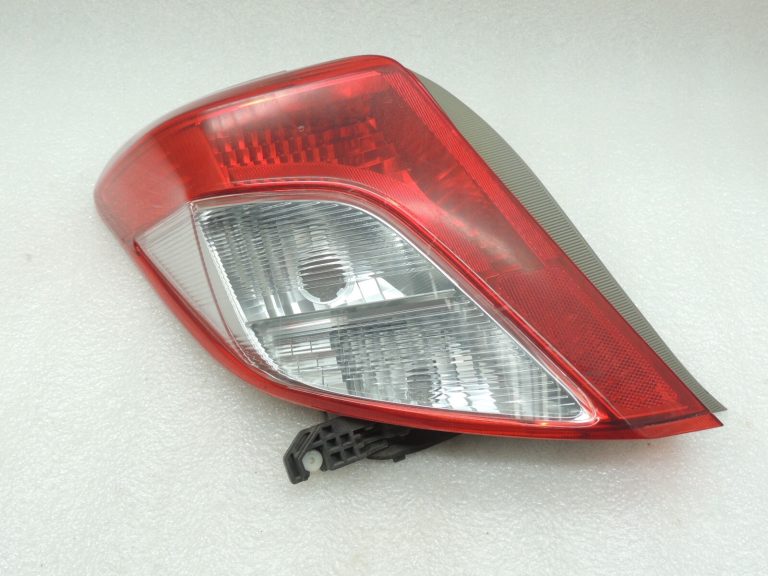 Toyota Yaris XP13 aizmugurējais kreisais aizmugurējais lukturis 815610D370 81561-0D370